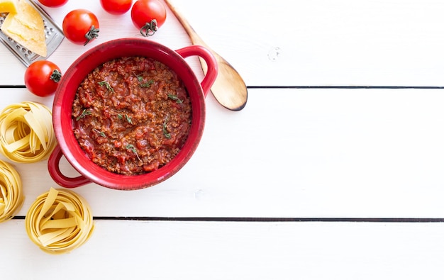 Ragù alla bolognese su fondo in legno Cucina italiana