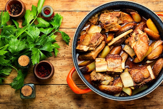 Ragù di carne a base di carne di manzo e patate in umido. Stufato. salsa di carne