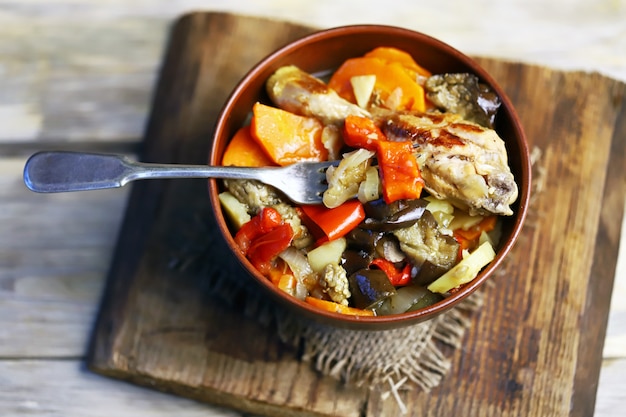 Ragù di verdure con pollo in una ciotola.