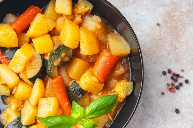 ragù di verdure stufato di patate, carote, zucchine piatto fresco pasto sano cibo spuntino sul tavolo