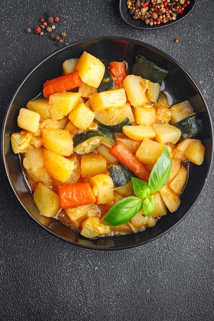 ragù stufato di verdure patate, carote, zucchine piatto fresco pasto sano cibo spuntino dieta