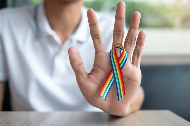 Rainbow ribbon LGBTQ per lesbiche, gay, bisessuali, transgender e queer