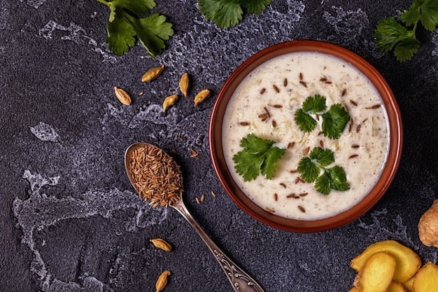 Raita indiano tradizionale con cetriolo, cumino, coriandolo