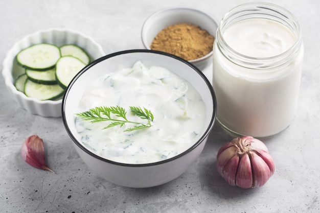 Raita tradizionale indiana con Dahi in una ciotola con aneto