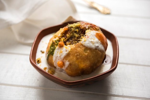 Raj Kachori è servito con dahi o cagliata e chutney di imli. Messa a fuoco selettiva e sfondo lunatico