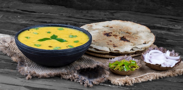 Rajasthani e cucina tradizionale gujarati Kadhi o Bajra Roti