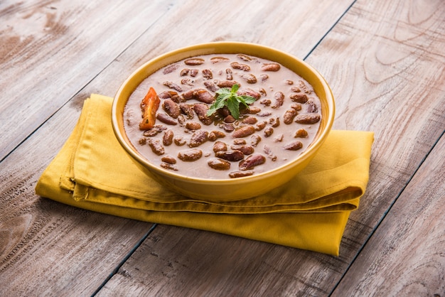 Rajma o Razma è un popolare cibo dell'India settentrionale, composto da fagioli rossi cotti in un sugo denso con spezie. Servito in una ciotola con riso Jeera e insalata verde