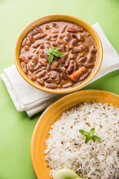 Rajma o Razma è un popolare cibo dell'India settentrionale, composto da fagioli rossi cotti in un sugo denso con spezie. Servito in una ciotola con riso Jeera e insalata verde