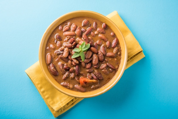 Rajma o Razma è un popolare cibo dell'India settentrionale, composto da fagioli rossi cotti in un sugo denso con spezie. Servito in una ciotola con riso Jeera e insalata verde