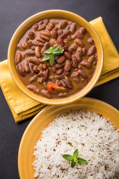 Rajma o Razma è un popolare cibo dell'India settentrionale, composto da fagioli rossi cotti in un sugo denso con spezie. Servito in una ciotola con riso Jeera e insalata verde