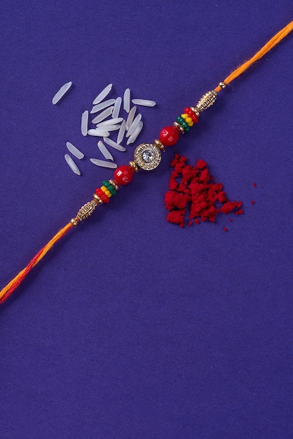 Rakhi con chicchi di riso e kumkum. Uno sfondo festivo indiano