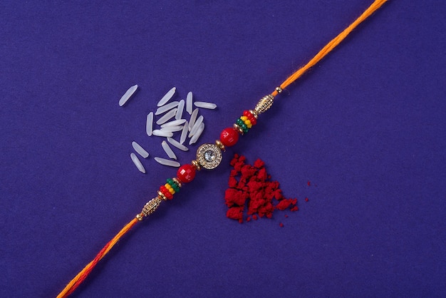 Rakhi con chicchi di riso e kumkum. Uno sfondo festivo indiano