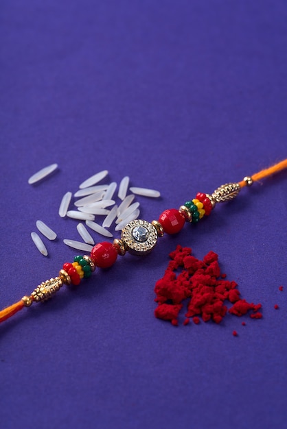 Rakhi con chicchi di riso e kumkum. Uno sfondo festivo indiano