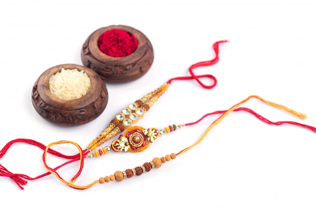 Raksha Bandhan con un elegante Rakhi, chicchi di riso e Kumkum. Un tradizionale cinturino da polso indiano che è un simbolo di amore tra fratelli e sorelle.