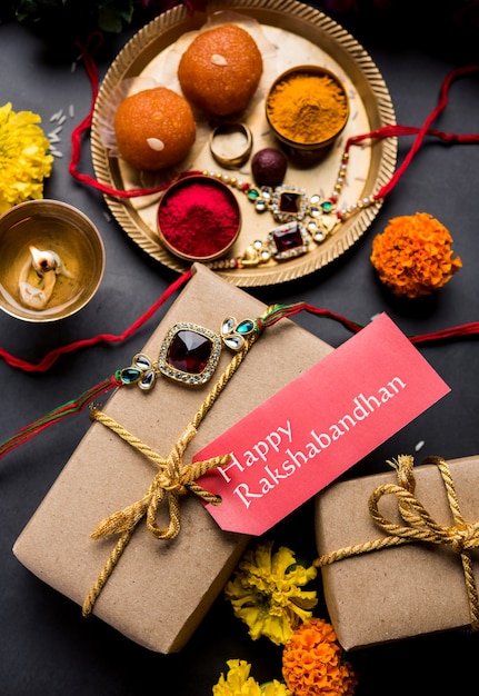 Raksha Bandhan / Rakshabandhan Rakhi con riso Haldi Kumkum, dolce Mithai, confezione regalo, messa a fuoco selettiva