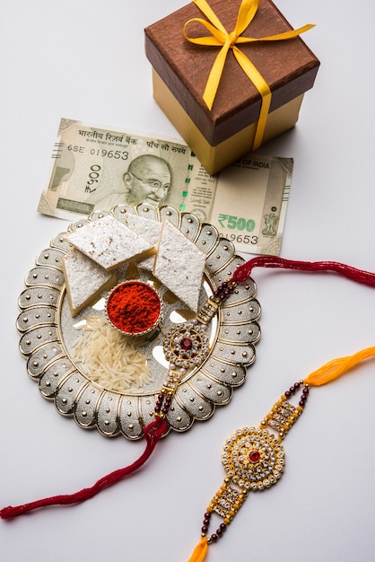 raksha bandhan saluto rakhi e regalo con dolce kaju katli o mithai e chicchi di riso kumkum