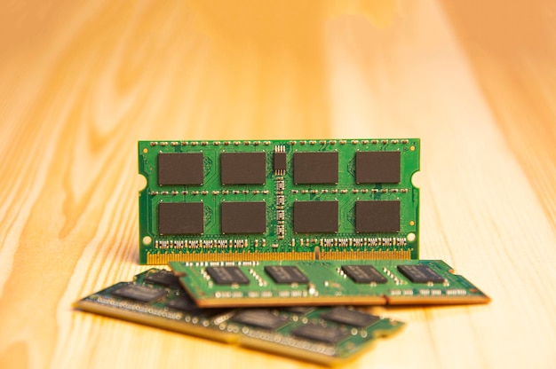 Ram di tipo Ddr3 Vecchio computer portatile sul pavimento di legno