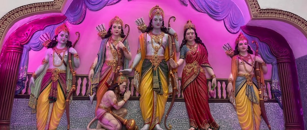 Ram laxman sita e immagine di hanumman nella statua di arte della parete del tempio indiano