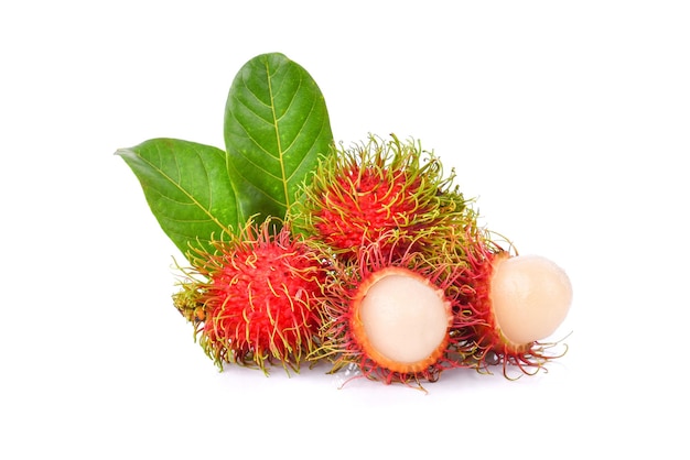 Rambutan dolce deliziosa frutta con foglia isolata su sfondo bianco