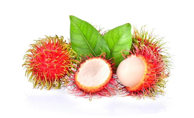 Rambutan dolce deliziosa frutta con foglia isolata su sfondo bianco