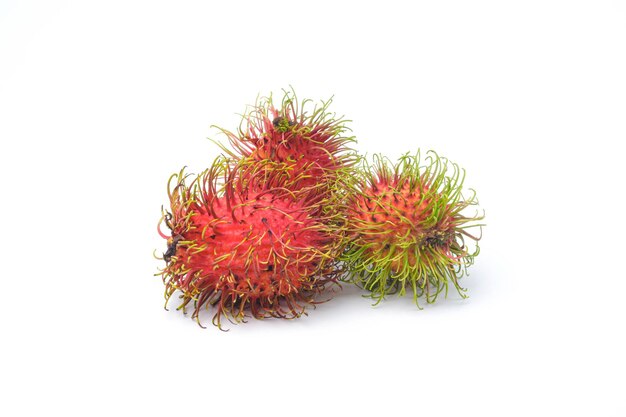 Rambutan dolce delizioso frutto isolato su sfondo bianco