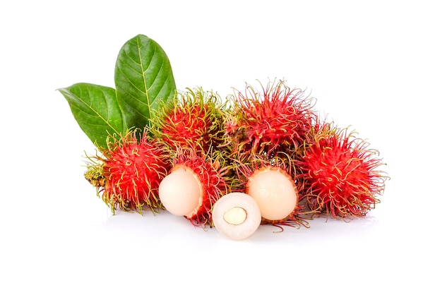 Rambutan dolce delizioso frutto isolato su sfondo bianco