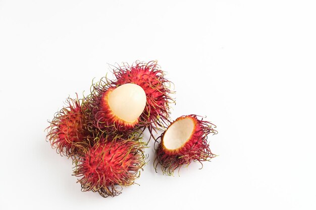 Rambutan fresco e maturo sul tavolo immagine messa a fuoco selettiva Primo piano