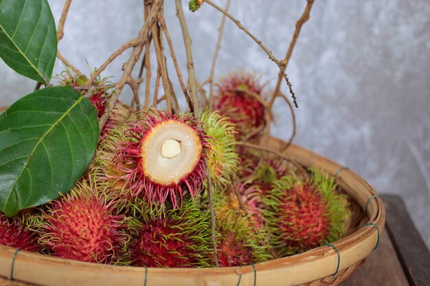 Rambutan fresco in un cestino.