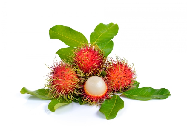 Rambutan fresco isolato su bianco