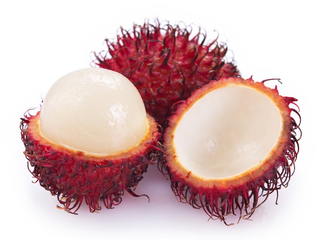 Rambutan fresco isolato su sfondo bianco