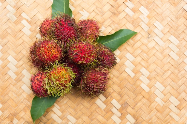 Rambutan fresco su fondo di legno, frutta asiatica dalla Tailandia