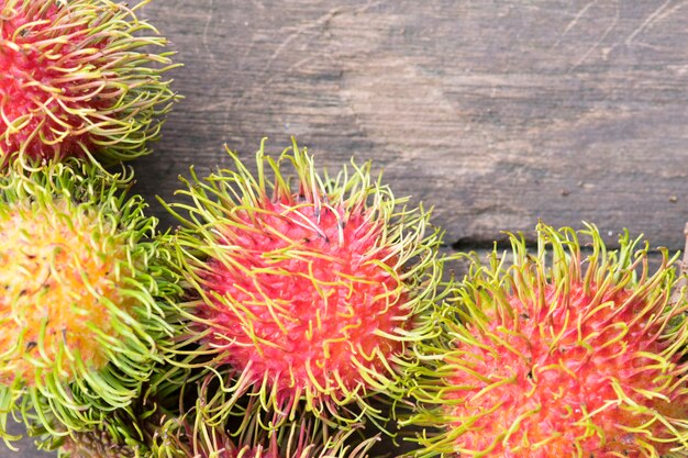 Rambutan fresco su fondo di legno