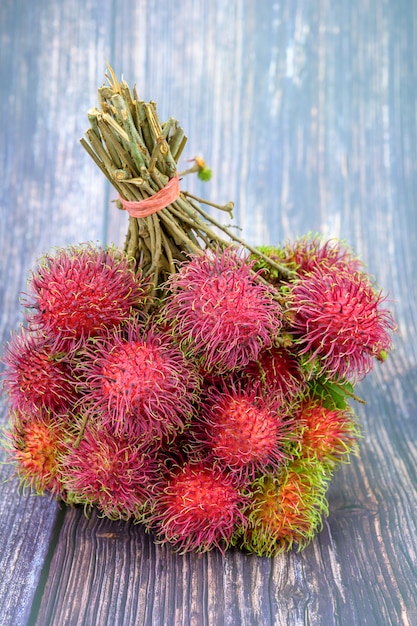 Rambutan fresco sul fondo della tavola in legno