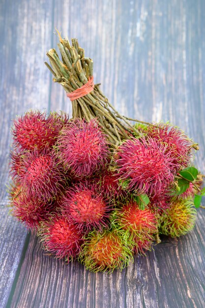 Rambutan fresco sul fondo della tavola in legno