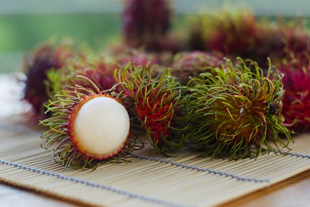 Rambutan rossi sulla tavola di legno