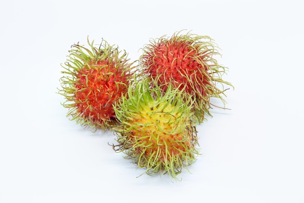 Rambutan su sfondo bianco