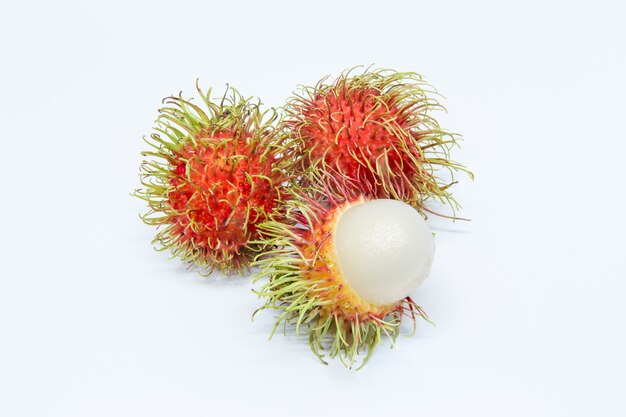 Rambutan su sfondo bianco