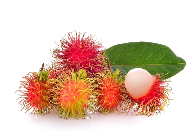 Rambutan su superficie bianca.