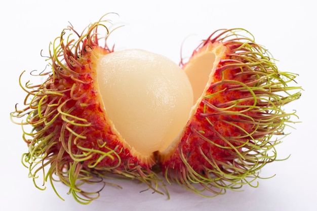 Rambutan su uno sfondo bianco