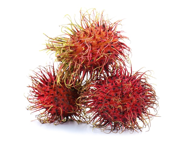 Rambutans succosi isolati su bianco