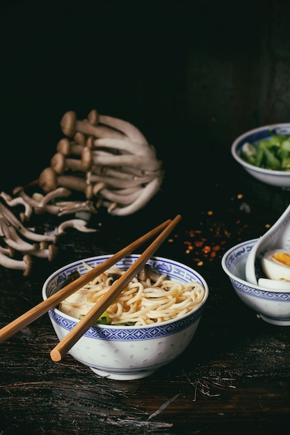 Ramen di minestra asiatica con feta