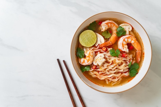 ramen di spaghetti istantanei in zuppa piccante con gamberetti (Tom Yum Kung)