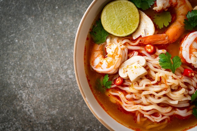ramen di spaghetti istantanei in zuppa piccante con gamberi (Tom Yum Kung) - Stile asiatico