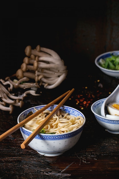 Ramen di zuppa asiatica con formaggio feta