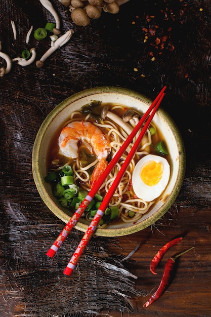 Ramen di zuppa asiatica con gamberi