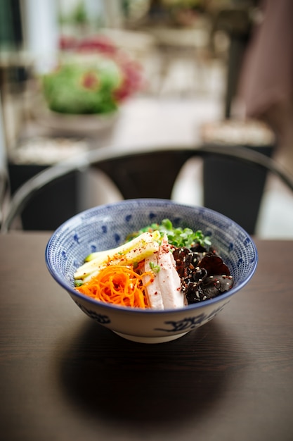 Ramen giapponese freddo chuka hiyashi sulla tavola di legno