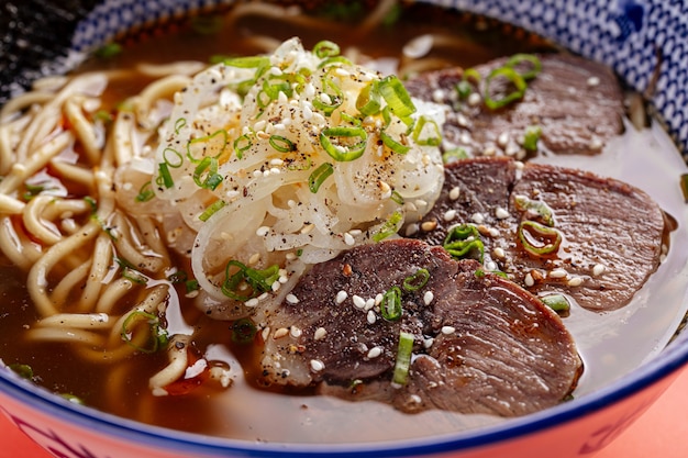 Ramen giapponese shio kumamoto con carne di cavallo