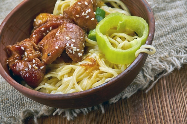 Ramen Noodle Skillet with Steak, oodles in un soffritto con questa facile cena durante la settimana.