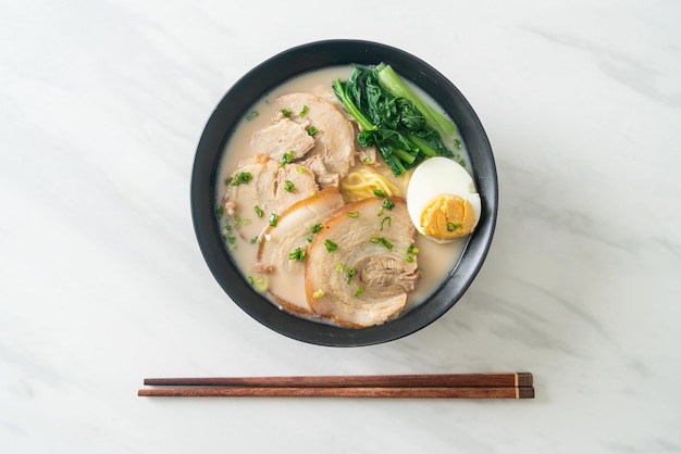 Ramen noodles in zuppa di ossa di maiale con arrosto di maiale e uova o Tonkotsu ramen noodles - Stile alimentare giapponese
