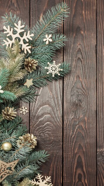 Rami di abete con decorazioni di Natale sul vecchio fondo di legno scuro